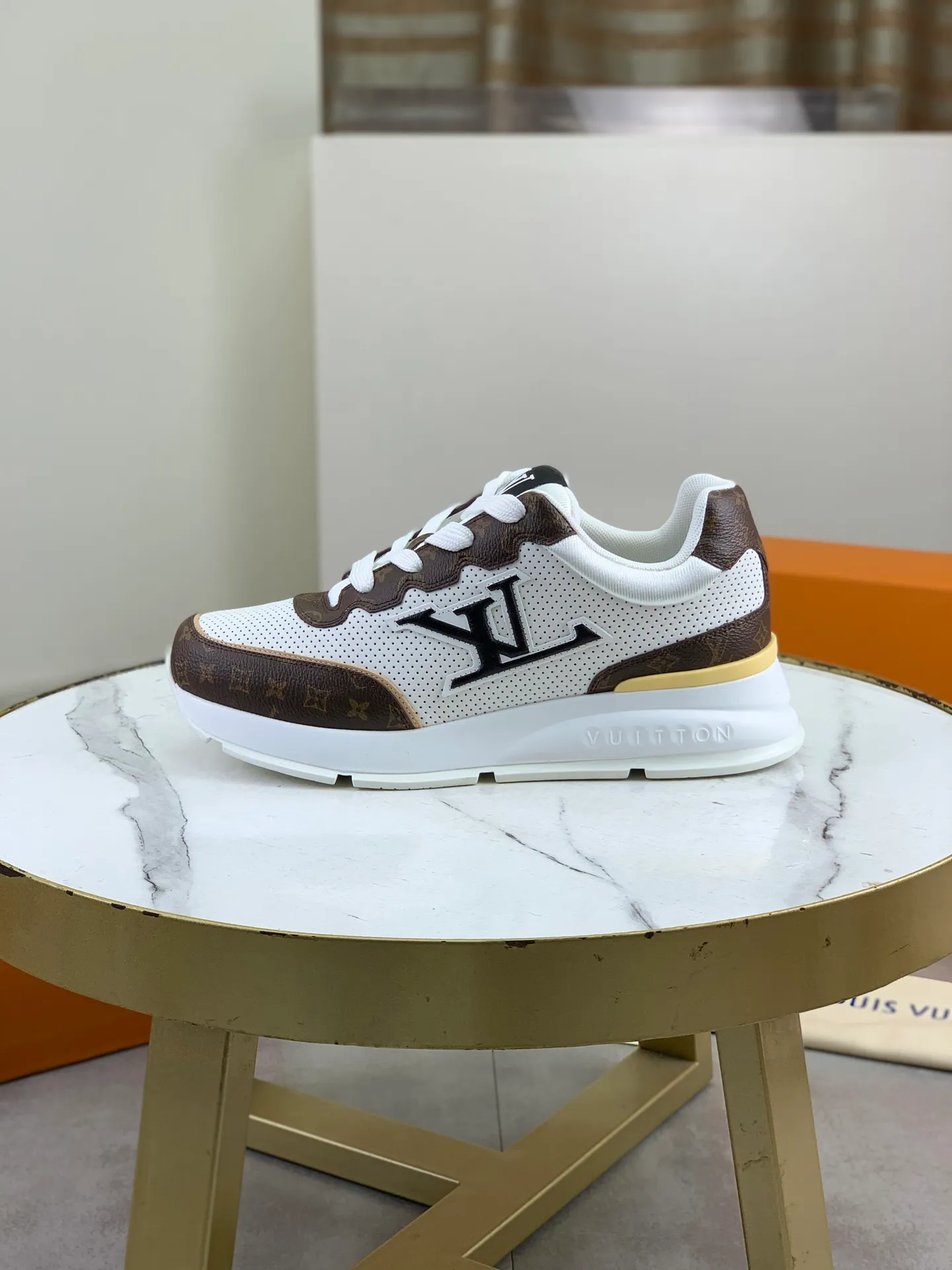 Factory price P700 💶 Top version [LOUIS VUITTON] Couple 🧑‍🤝‍🧑 Craftsman style Counter series (original order) New style 🍀LV Louis Vuitton - top version LV classic high-top trendy shoes! Made of imported original craft calfskin, original breathable lining, and original wear-resistant, lightweight, high-end TPU outsole! High quality products! 2️⃣ colors available, size: female 35-39, male 39-44 (female 40, male 45 46 customized)